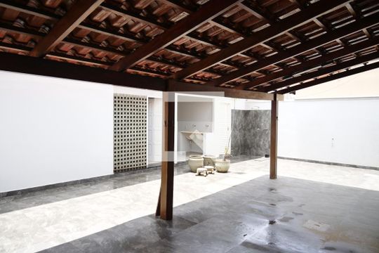 Varanda de casa para alugar com 4 quartos, 320m² em Saraiva, Uberlândia
