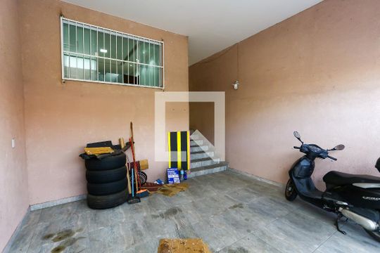 Garagem de casa à venda com 3 quartos, 296m² em Parque Pinheiros, Taboão da Serra