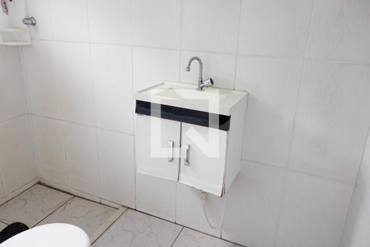 Banheiro 2 de casa à venda com 2 quartos, 70m² em São Pedro, Osasco
