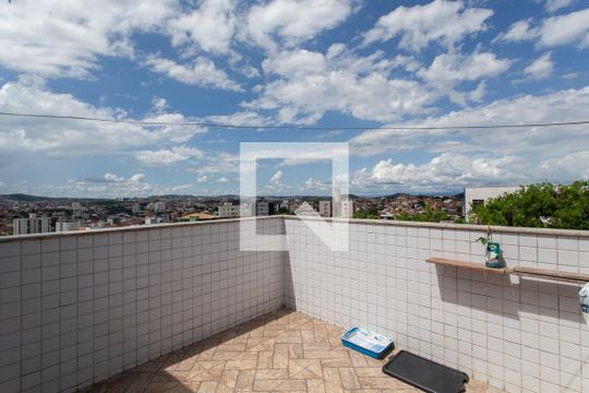 Área da Cobertura de apartamento à venda com 2 quartos, 140m² em Heliópolis, Belo Horizonte