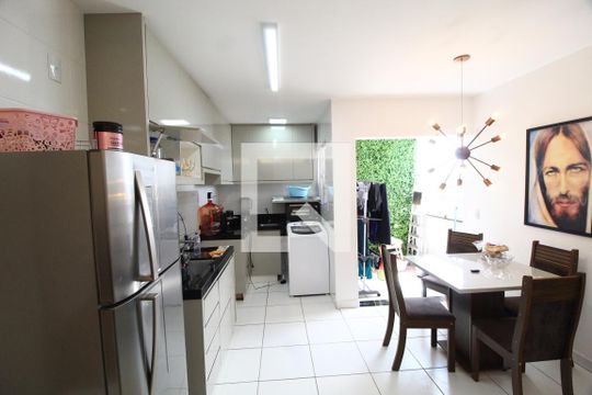 Cozinha de apartamento para alugar com 2 quartos, 60m² em Granada, Uberlândia