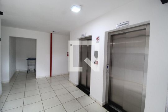 Hall de entrada de apartamento para alugar com 2 quartos, 60m² em Granada, Uberlândia