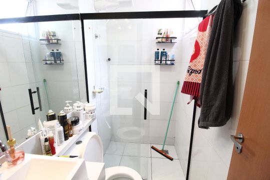 Banheiro da Suíte de apartamento para alugar com 2 quartos, 60m² em Granada, Uberlândia