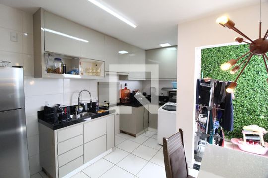 Cozinha de apartamento para alugar com 2 quartos, 60m² em Granada, Uberlândia