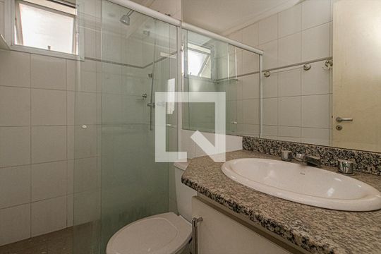 Banheiro da Suíte 1 de apartamento para alugar com 3 quartos, 63m² em Aclimação, São Paulo