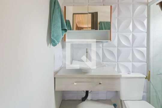 Banheiro de kitnet/studio para alugar com 1 quarto, 25m² em Jardim Ivana, São Paulo