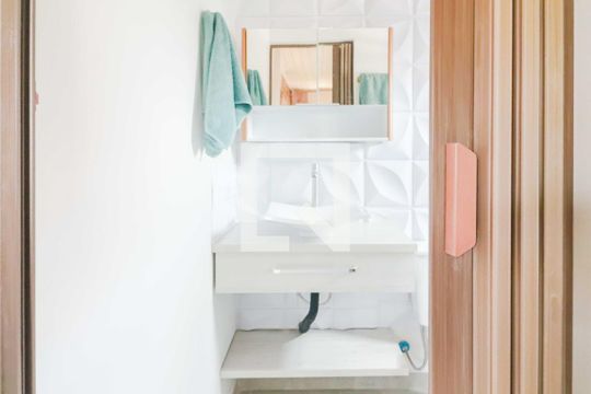 Banheiro de kitnet/studio para alugar com 1 quarto, 25m² em Jardim Ivana, São Paulo