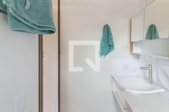 Banheiro de kitnet/studio para alugar com 1 quarto, 25m² em Jardim Ivana, São Paulo