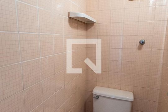 Banheiro de serviço de apartamento para alugar com 2 quartos, 72m² em Vila Mascote, São Paulo