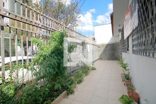 Varanda frontal de casa à venda com 7 quartos, 250m² em Prado, Belo Horizonte