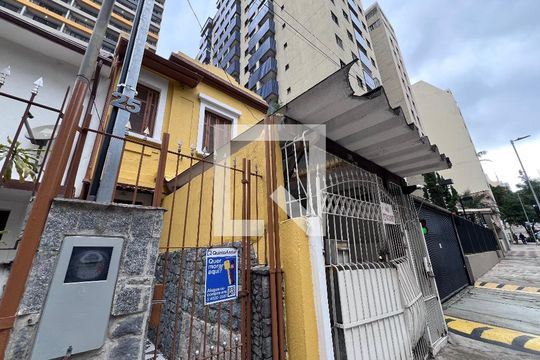 Fachada de casa à venda com 3 quartos, 230m² em Bela Vista, São Paulo