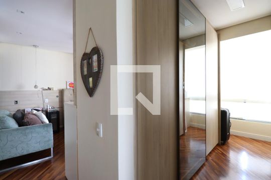 Closet da suíte 3 de apartamento à venda com 3 quartos, 216m² em Vila Romana, São Paulo
