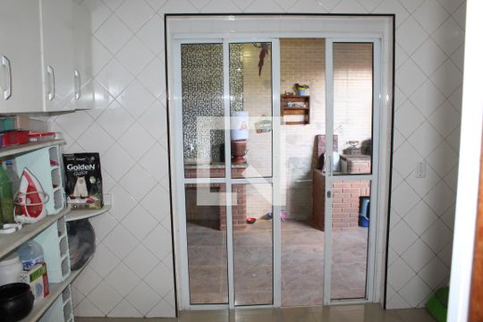 Lavanderia de casa para alugar com 3 quartos, 223m² em Jardim do Engenho, Cotia