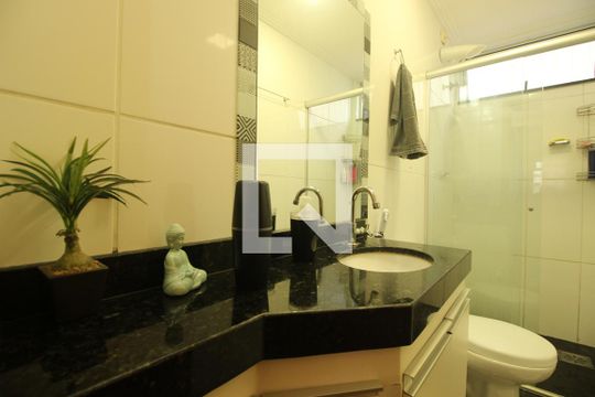 Banheiro de apartamento à venda com 3 quartos, 80m² em Calafate, Belo Horizonte