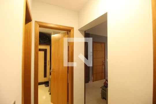 Corredor de apartamento à venda com 3 quartos, 80m² em Calafate, Belo Horizonte