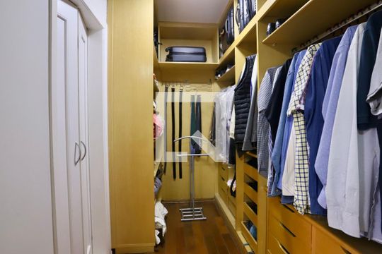 Closet do quarto 2 de apartamento à venda com 3 quartos, 269m² em Vila Regente Feijó, São Paulo