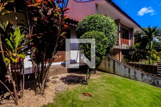 Pátio de casa à venda com 3 quartos, 243m² em Jardim Itu, Porto Alegre