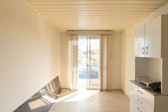 Sala de casa para alugar com 2 quartos, 80m² em Novo Mundo, Curitiba