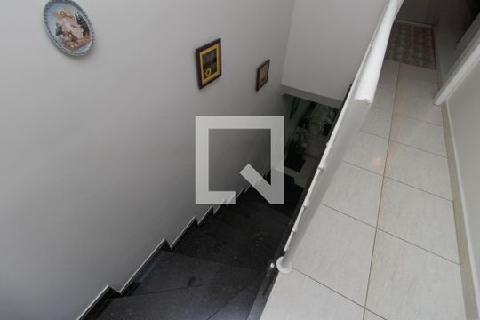 Escada de casa à venda com 3 quartos, 220m² em Vila Nilo, São Paulo