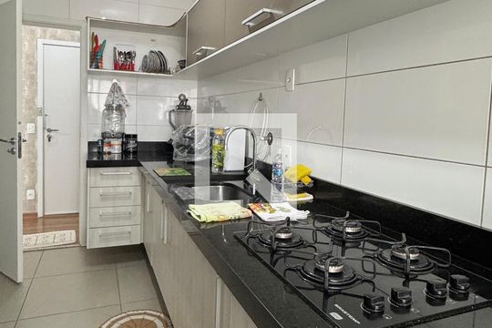 Cozinha de apartamento à venda com 2 quartos, 85m² em Empresarial 18 do Forte, Barueri