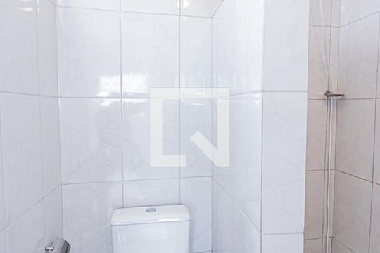 Banheiro de kitnet/studio para alugar com 1 quarto, 16m² em Vila Diva, São Paulo