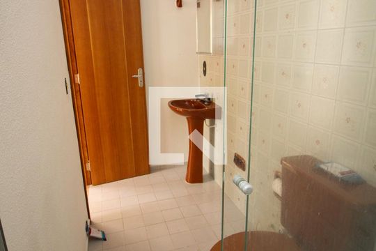 Banheiro de apartamento para alugar com 1 quarto, 46m² em Teresópolis, Porto Alegre