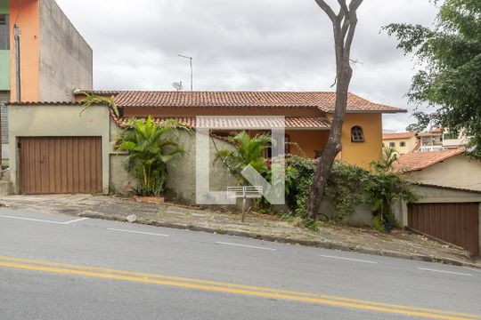 Fachada de casa para alugar com 6 quartos, 500m² em São João Batista, Belo Horizonte