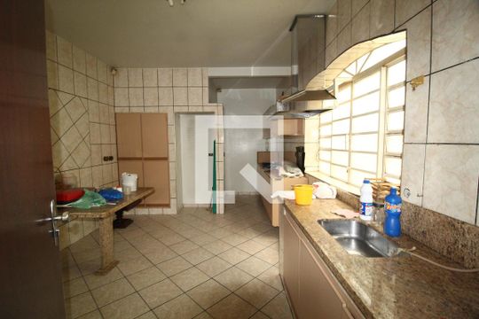 Cozinha de casa para alugar com 3 quartos, 300m² em Saraiva, Uberlândia