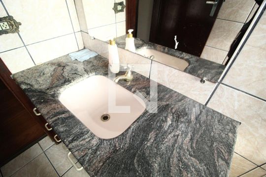 Banheiro de casa para alugar com 3 quartos, 300m² em Saraiva, Uberlândia