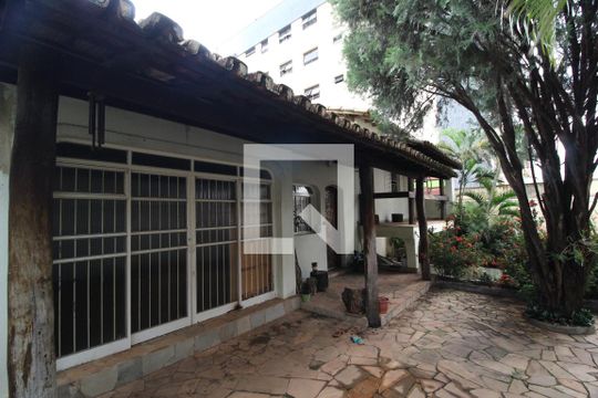 Área comum de casa para alugar com 3 quartos, 300m² em Saraiva, Uberlândia