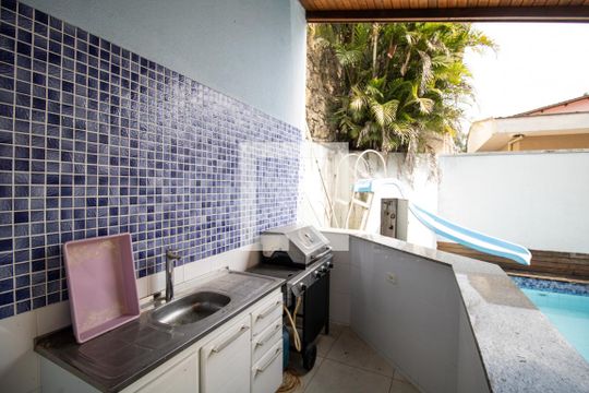 Quintal com piscina de casa para alugar com 3 quartos, 200m² em Jardim Virginia Bianca, São Paulo