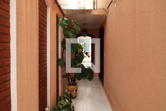Corredor Lateral de casa para alugar com 3 quartos, 200m² em Jardim Virginia Bianca, São Paulo