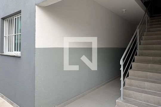 Escada de apartamento para alugar com 1 quarto, 30m² em Jardim Audir, Barueri