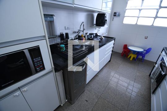 Cozinha de apartamento para alugar com 3 quartos, 138m² em Cambuí, Campinas