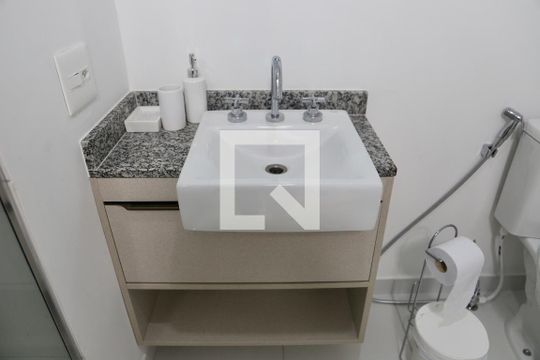 Banheiro de kitnet/studio para alugar com 0 quarto, 21m² em Vila Mariana, São Paulo