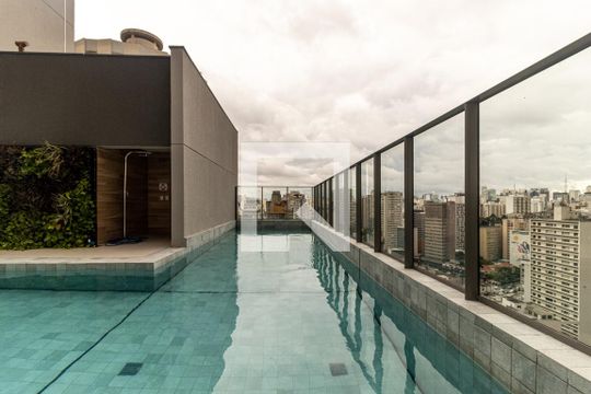 Piscina de kitnet/studio para alugar com 1 quarto, 22m² em República, São Paulo