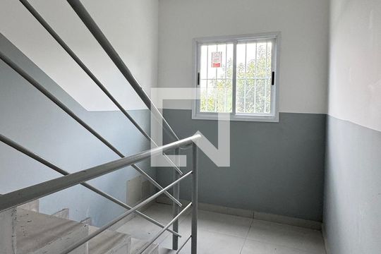 Escada de apartamento para alugar com 2 quartos, 50m² em Jardim Audir, Barueri