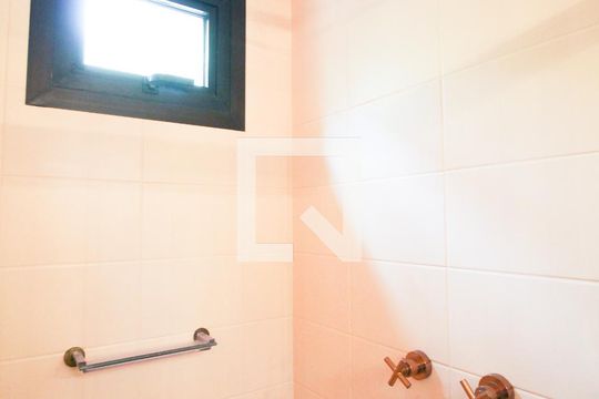 Banheiro de apartamento à venda com 1 quarto, 37m² em Vila Nova Conceição, São Paulo