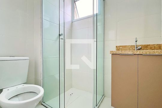 Banheiro de apartamento para alugar com 2 quartos, 51m² em Vila Galvão, Guarulhos
