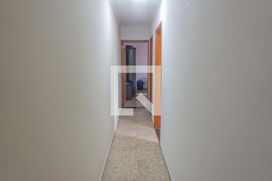 Corredor  de casa à venda com 3 quartos, 150m² em Parque Peruche, São Paulo