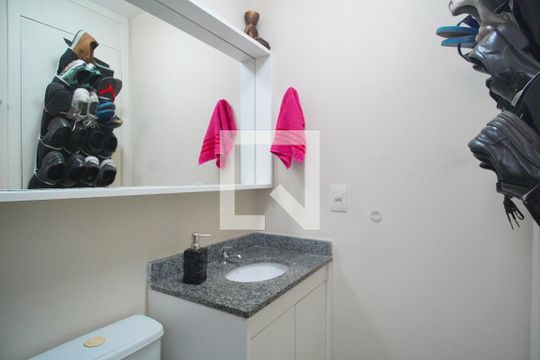 Banheiro da Suíte de apartamento à venda com 3 quartos, 70m² em Humaitá, Porto Alegre