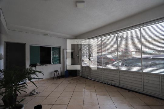 Garagem de casa para alugar com 4 quartos, 200m² em Vila Fatima, São Paulo