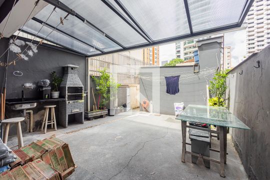 Quintal de casa à venda com 2 quartos, 200m² em Jardim Paulista, São Paulo