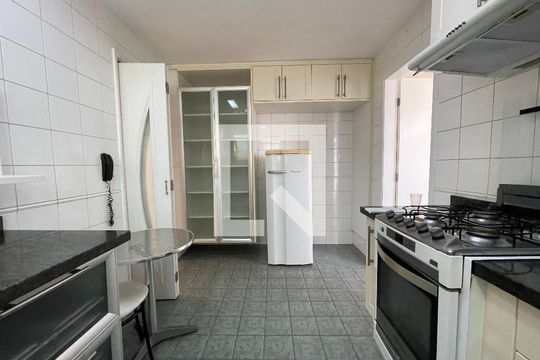 Cozinha de casa de condomínio para alugar com 5 quartos, 300m² em Rio Pequeno, São Paulo