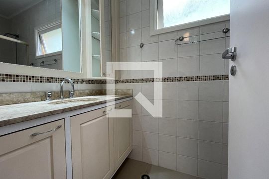 Banheiro da Suíte 1 de casa de condomínio para alugar com 5 quartos, 300m² em Rio Pequeno, São Paulo