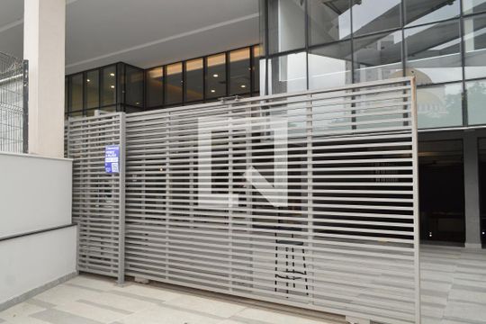 Fachada + Plaquinha de apartamento para alugar com 2 quartos, 47m² em Paraíso, São Paulo