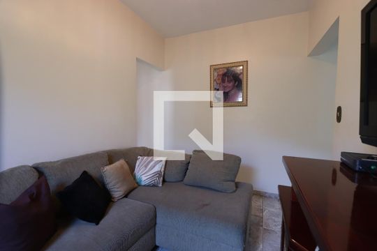 Sala de TV de casa à venda com 3 quartos, 200m² em Parque Tomas Saraiva, São Paulo