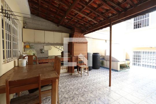 Quintal de casa à venda com 3 quartos, 200m² em Parque Tomas Saraiva, São Paulo