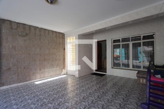 Garagem de casa à venda com 3 quartos, 200m² em Parque Tomas Saraiva, São Paulo