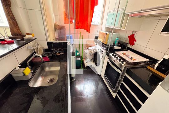 Cozinha de apartamento à venda com 2 quartos, 48m² em Califórnia, Belo Horizonte